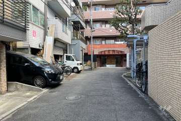 敷地西側の前面道路