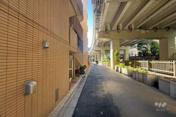 敷地西側の前面道路