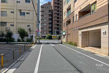 敷地の南東側前面道路（北東側から）