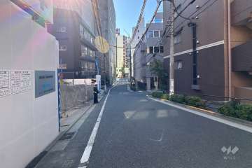敷地の東側前面道路（北側から）