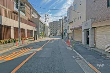 敷地の北側前面道路（西側から）