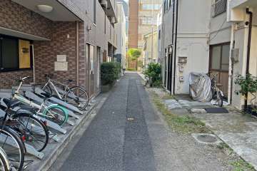 敷地の西側前面道路（北側から）