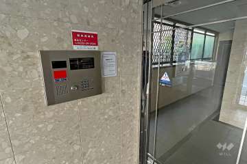 エントランスはオートロック付きです。