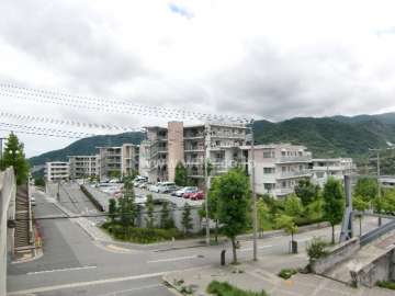 ルネサンクタスナシオンヒルズの全景。周辺は一戸建とマンションが混在する静かな住宅地です。