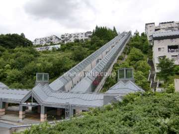 駅と東山台を結ぶ斜行エレベーター