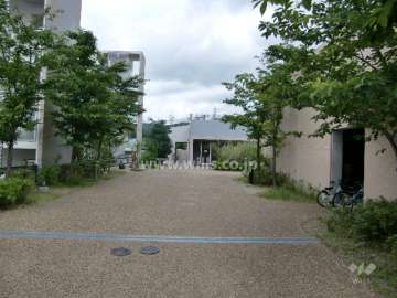 マンション北東側（右側が駐輪場）