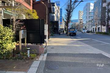 敷地の南西側前面道路（北西側から）