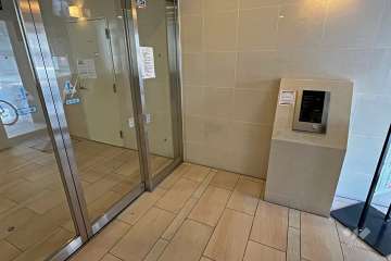 エントランスはオートロック付きです。