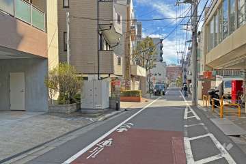敷地の南側前面道路（東側から）