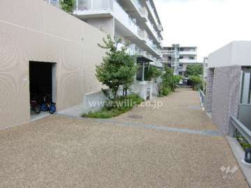 マンション北東側。左側が駐輪場入り口です。