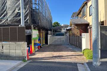 敷地東側の前面道路（東側から）