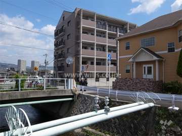 エルフォンテ逆瀬川の遠景。周辺はマンションと一戸建てが混在する住宅地です。