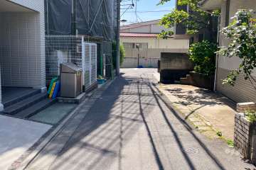 敷地西側の前面道路（北側から）