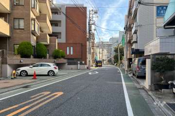 敷地の北側前面道路（西側から）