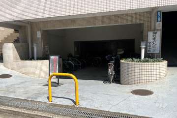 屋内に設けられた駐輪場とバイク置場