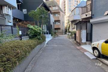 敷地北側の前面道路（東側から）