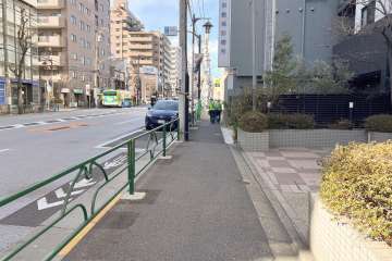 敷地南側の前面道路（東側から）
