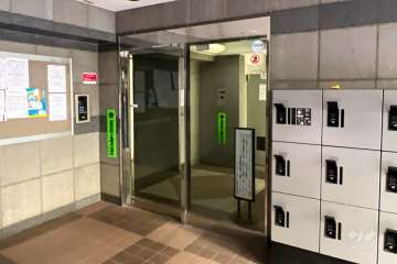エントランスはオートロック付きです。