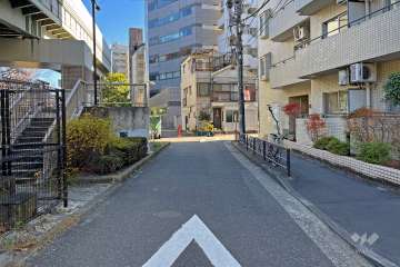 敷地の北側前面道路は神田川沿いです（西側から）。