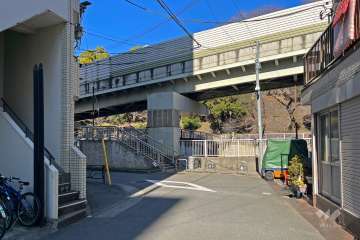 敷地の東側前面道路（南側から）