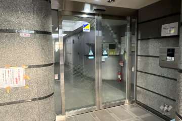 エントランスはオートロック付きです。