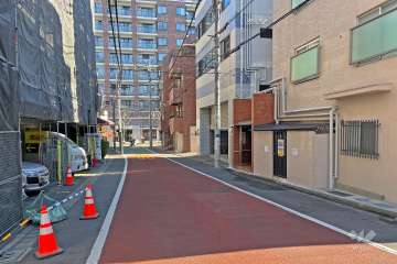 敷地の北側前面道路は六角坂です（西側から）。
