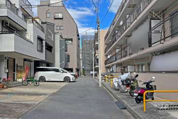 敷地の西側前面道路（南側から）