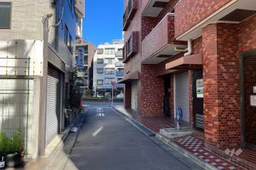 敷地西側の前面道路