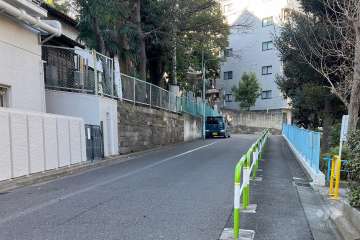 敷地北側の前面道路（東側から）