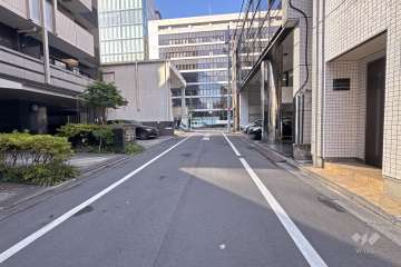 敷地北側の前面道路（東側から）