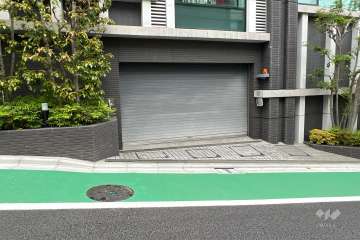 駐車場の出入り口（シャッター付き）