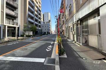 敷地の南側前面道路（西側から）