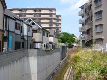 西側に水路が流れています。
