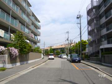 周辺は一戸建てやマンションが並ぶ閑静な住宅地です。