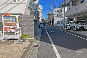 敷地の南側前面道路（西側から）