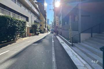 敷地西側の前面道路