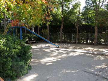 敷地東側に隣接して公園があります。