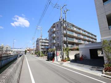 香櫨園フラットの全景。敷地西側には堀切川が流れ、川向かいは芦屋市です。