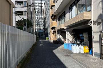 敷地西側の前面道路　