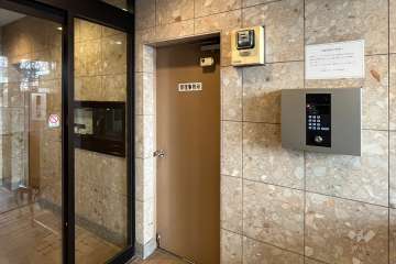 エントランスはオートロック付きです。