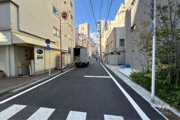 敷地の北側前面道路（東側から）