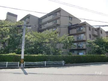 西宮セントポリア2号棟の外観（東側より）