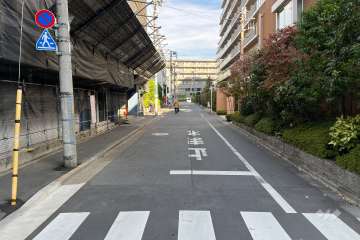 敷地東側の前面道路