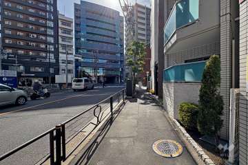 敷地南側の前面道路（東側から）