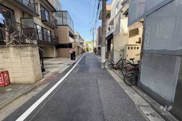 敷地北西側の前面道路（南西側から）