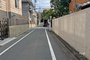 敷地の北東側前面道路（北西側から）