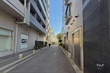 敷地の北側前面道路（東側から）