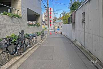 敷地の東側前面道路（南側から）