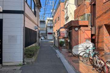 敷地の南西側前面道路（南東側から）