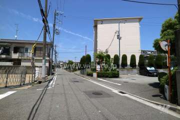敷地西側の前面道路